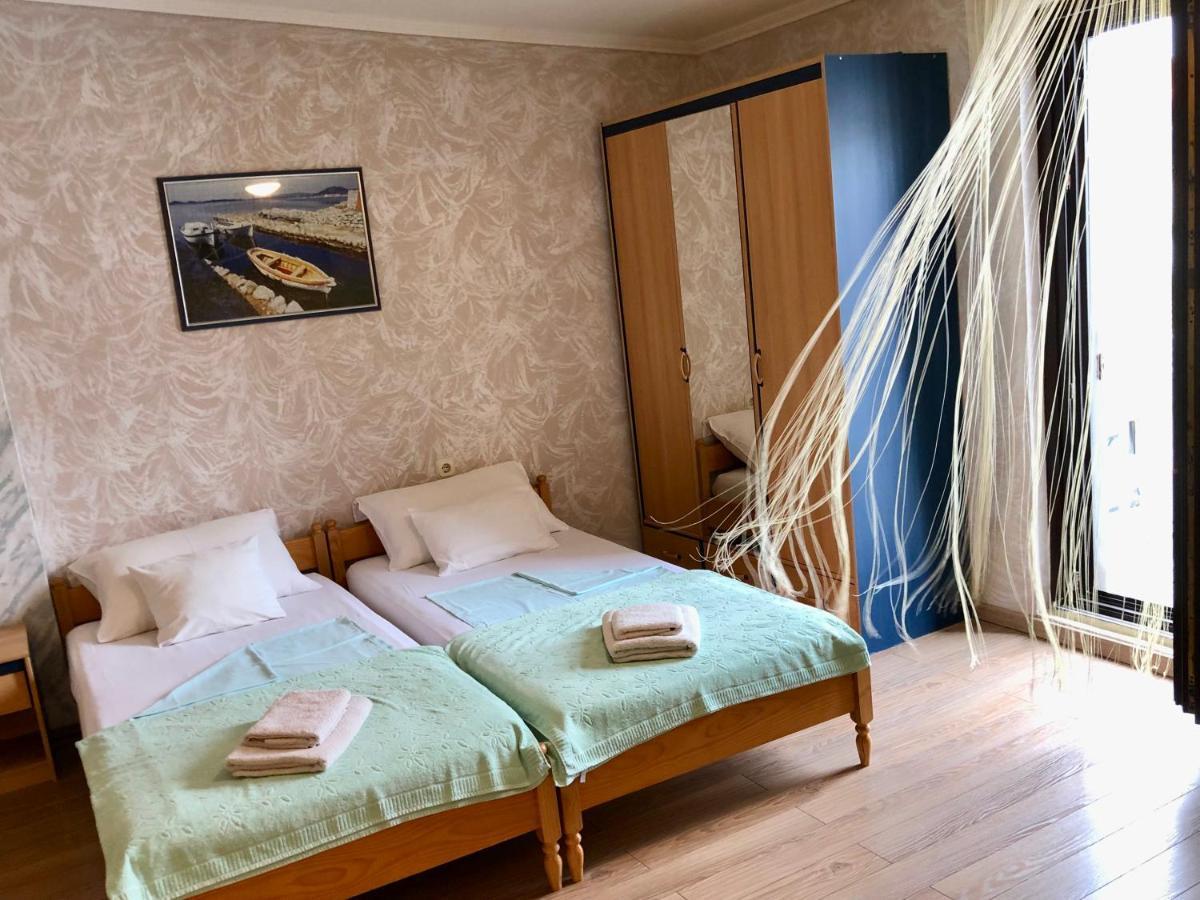 Apartments Pine & Oak With Shared Seasonal Hot Tub Privlaka  Eksteriør billede