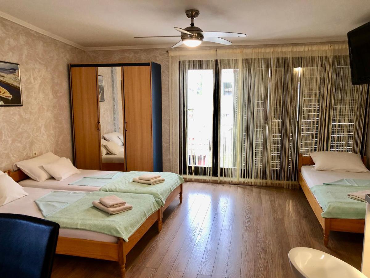 Apartments Pine & Oak With Shared Seasonal Hot Tub Privlaka  Eksteriør billede