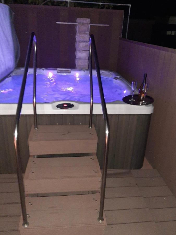 Apartments Pine & Oak With Shared Seasonal Hot Tub Privlaka  Eksteriør billede